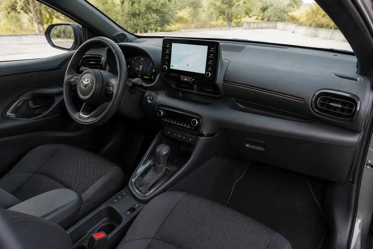 Toyota Yaris Hybrid modern, digitális vezetőtere